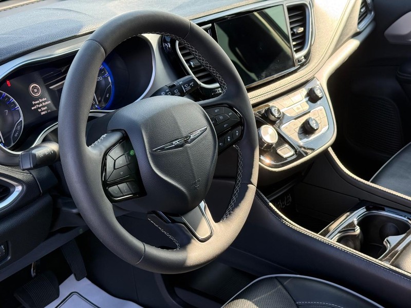 Chrysler Pacifica Vehicle Full-screen Gallery Image 20