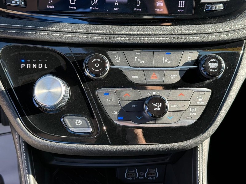 Chrysler Pacifica Vehicle Full-screen Gallery Image 26