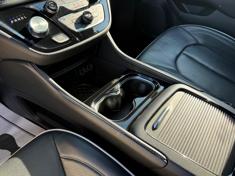 Chrysler Pacifica Vehicle Full-screen Gallery Image 27