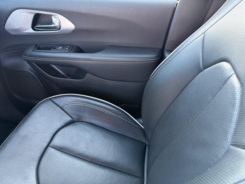 Chrysler Pacifica Vehicle Full-screen Gallery Image 28