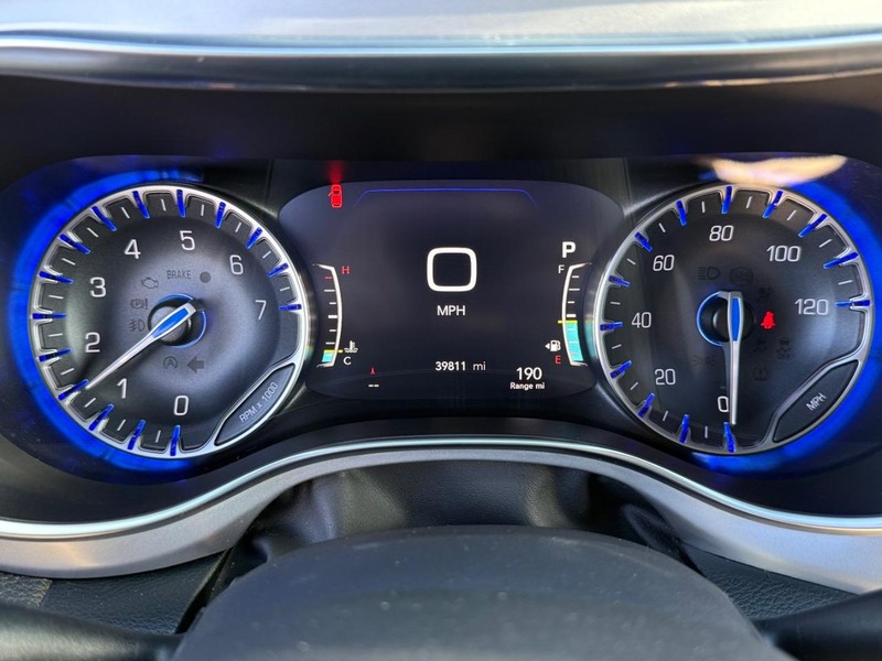 Chrysler Pacifica Vehicle Full-screen Gallery Image 29