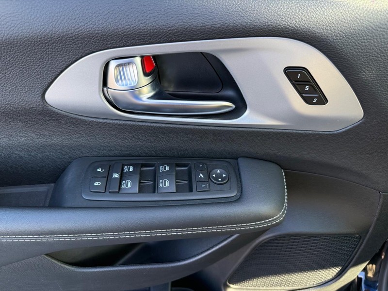 Chrysler Pacifica Vehicle Full-screen Gallery Image 32