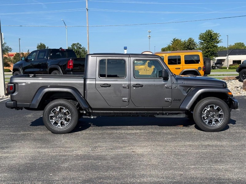 Jeep Gladiator Vehicle Full-screen Gallery Image 2