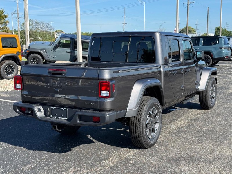 Jeep Gladiator Vehicle Full-screen Gallery Image 3