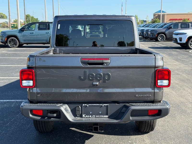 Jeep Gladiator Vehicle Full-screen Gallery Image 4