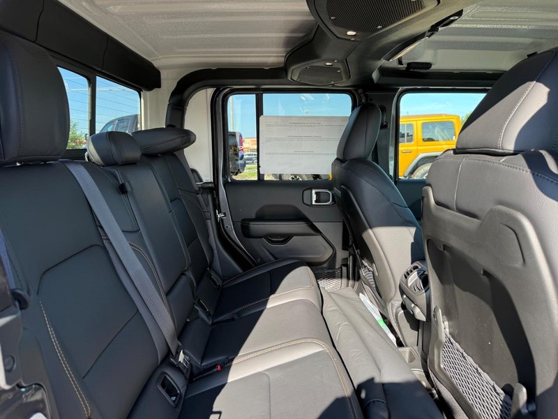 Jeep Gladiator Vehicle Full-screen Gallery Image 10
