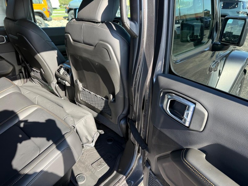 Jeep Gladiator Vehicle Full-screen Gallery Image 11