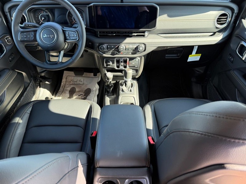 Jeep Gladiator Vehicle Full-screen Gallery Image 12