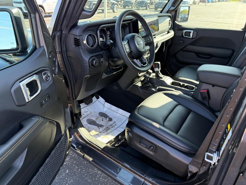 Jeep Gladiator Vehicle Full-screen Gallery Image 16