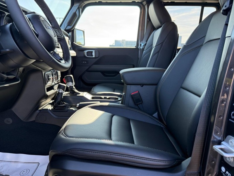 Jeep Gladiator Vehicle Full-screen Gallery Image 17