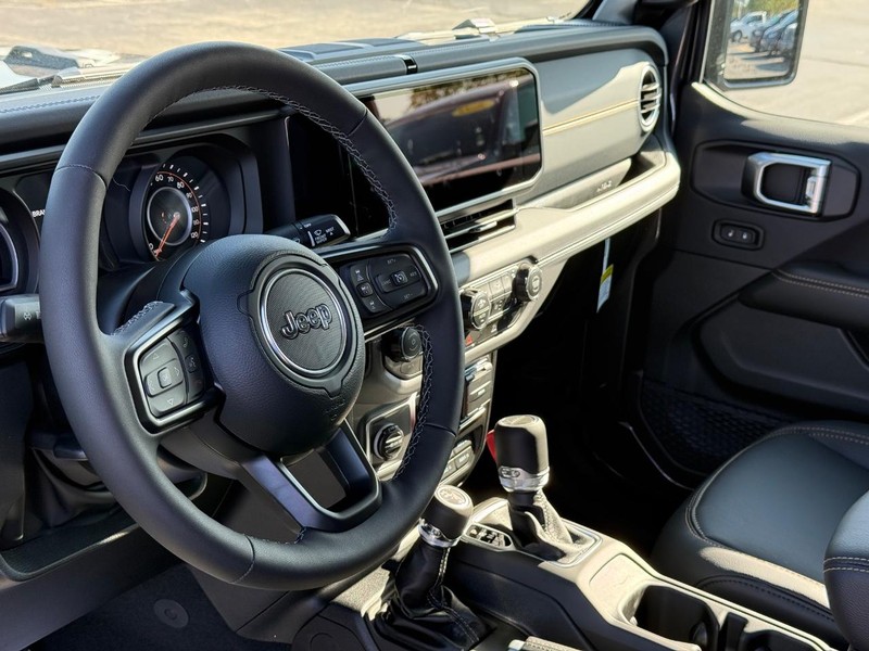Jeep Gladiator Vehicle Full-screen Gallery Image 18