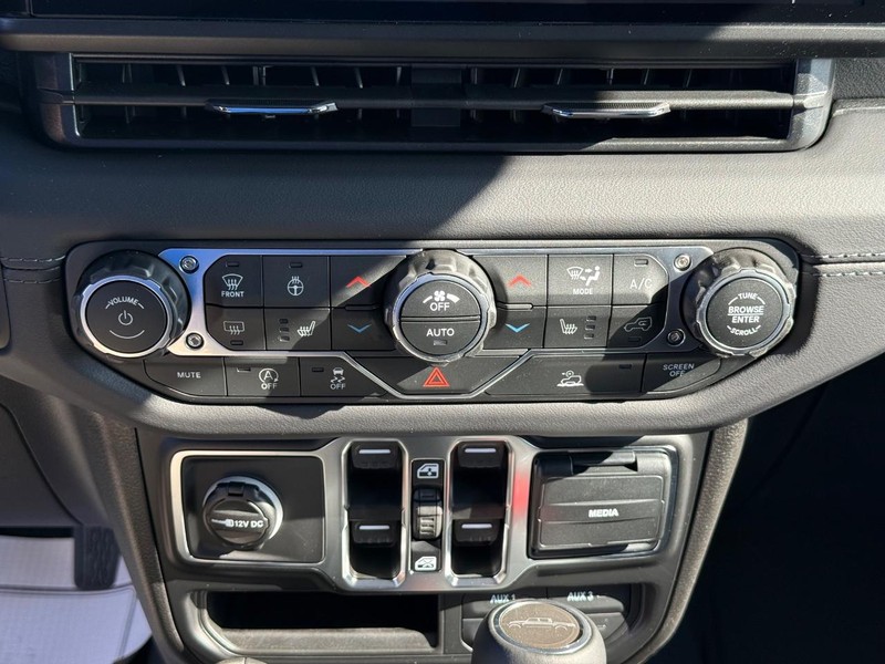 Jeep Gladiator Vehicle Full-screen Gallery Image 25
