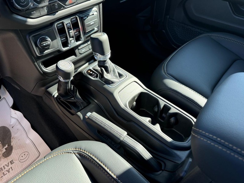 Jeep Gladiator Vehicle Full-screen Gallery Image 26