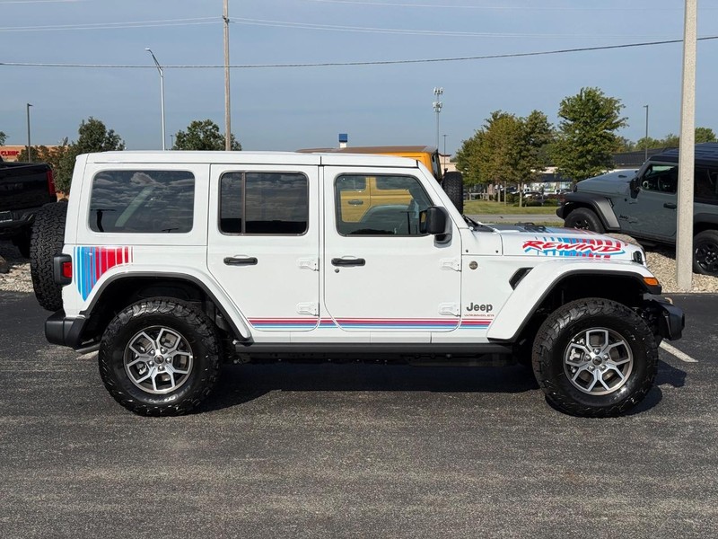 Jeep Wrangler Vehicle Full-screen Gallery Image 2
