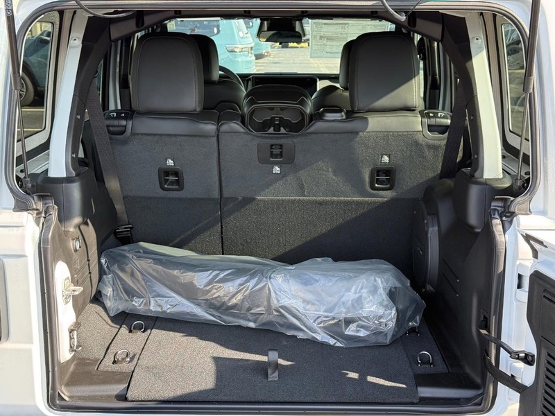 Jeep Wrangler Vehicle Full-screen Gallery Image 7