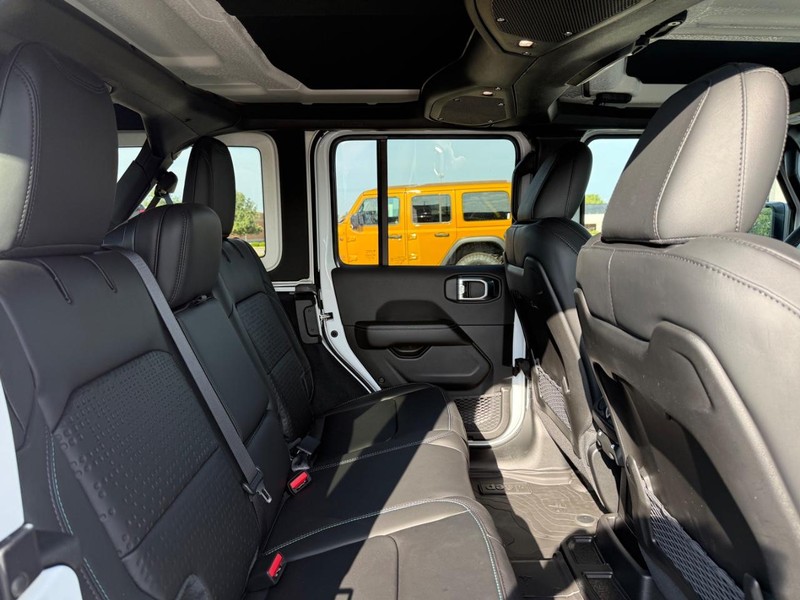 Jeep Wrangler Vehicle Full-screen Gallery Image 10