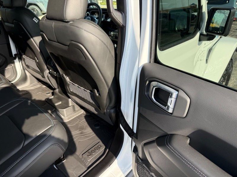 Jeep Wrangler Vehicle Full-screen Gallery Image 11
