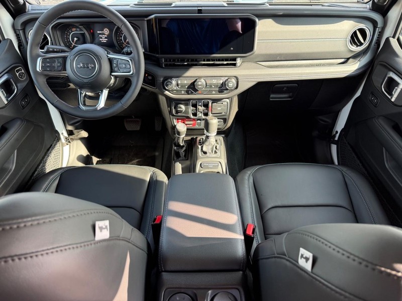 Jeep Wrangler Vehicle Full-screen Gallery Image 12