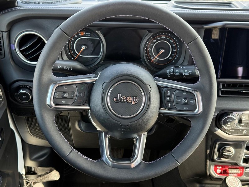 Jeep Wrangler Vehicle Full-screen Gallery Image 13