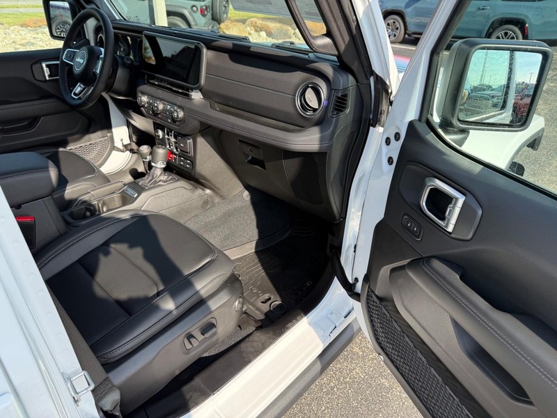 Jeep Wrangler Vehicle Full-screen Gallery Image 14