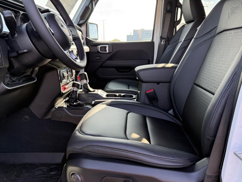 Jeep Wrangler Vehicle Full-screen Gallery Image 17