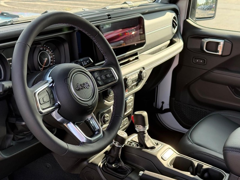 Jeep Wrangler Vehicle Full-screen Gallery Image 18