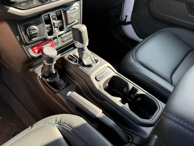 Jeep Wrangler Vehicle Full-screen Gallery Image 26