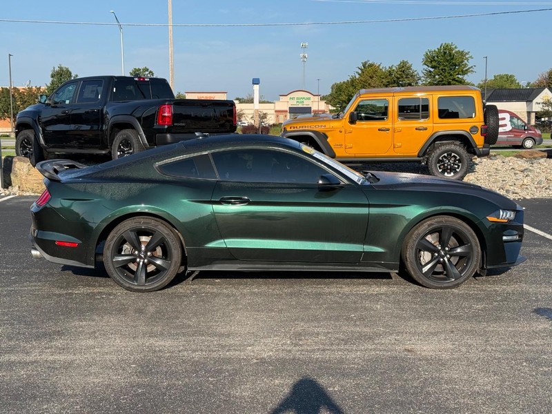 Ford Mustang Vehicle Full-screen Gallery Image 2