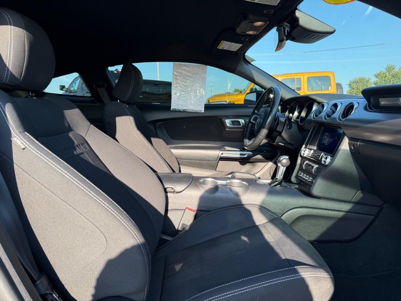 Ford Mustang Vehicle Full-screen Gallery Image 10