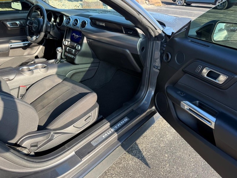 Ford Mustang Vehicle Full-screen Gallery Image 11