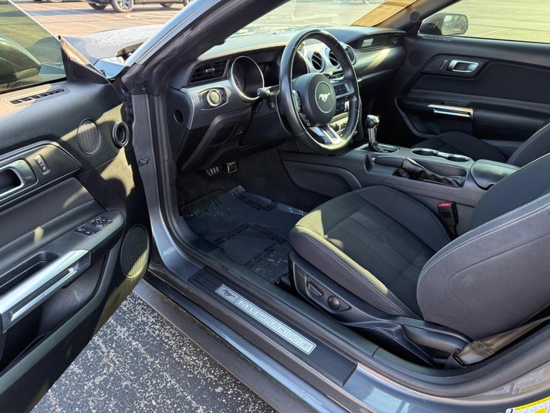 Ford Mustang Vehicle Full-screen Gallery Image 14