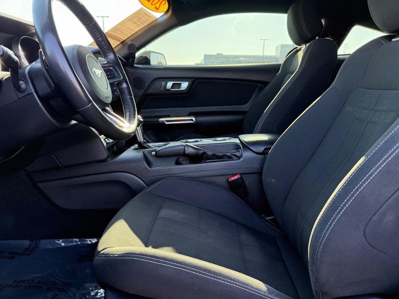 Ford Mustang Vehicle Full-screen Gallery Image 15