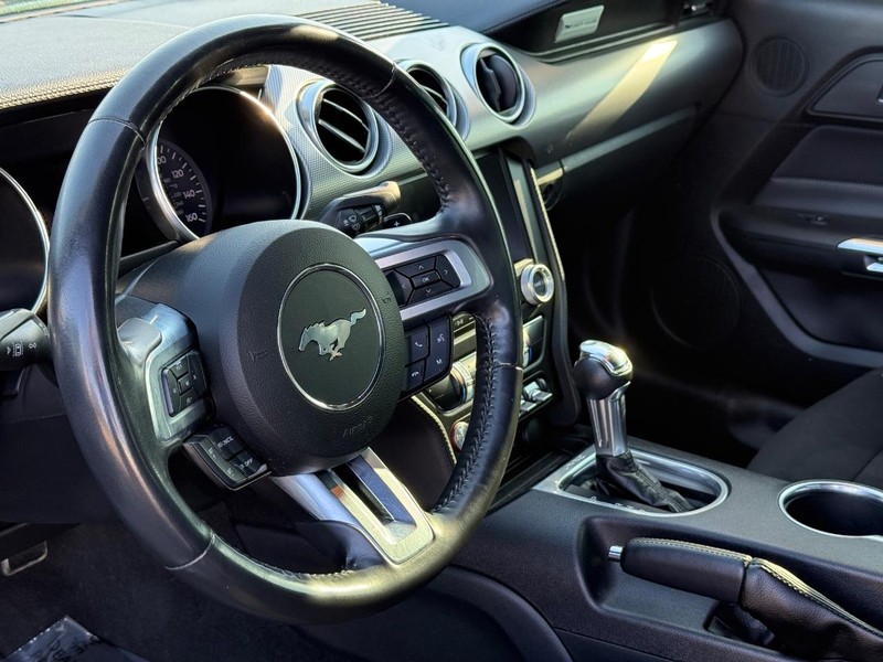 Ford Mustang Vehicle Full-screen Gallery Image 16