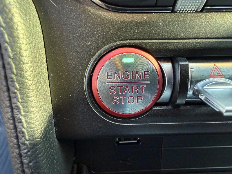 Ford Mustang Vehicle Full-screen Gallery Image 19