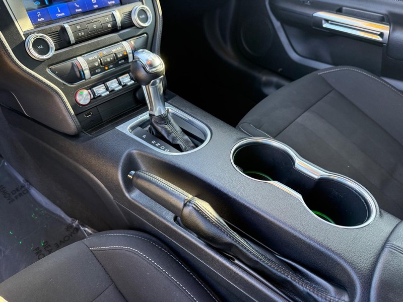 Ford Mustang Vehicle Full-screen Gallery Image 23