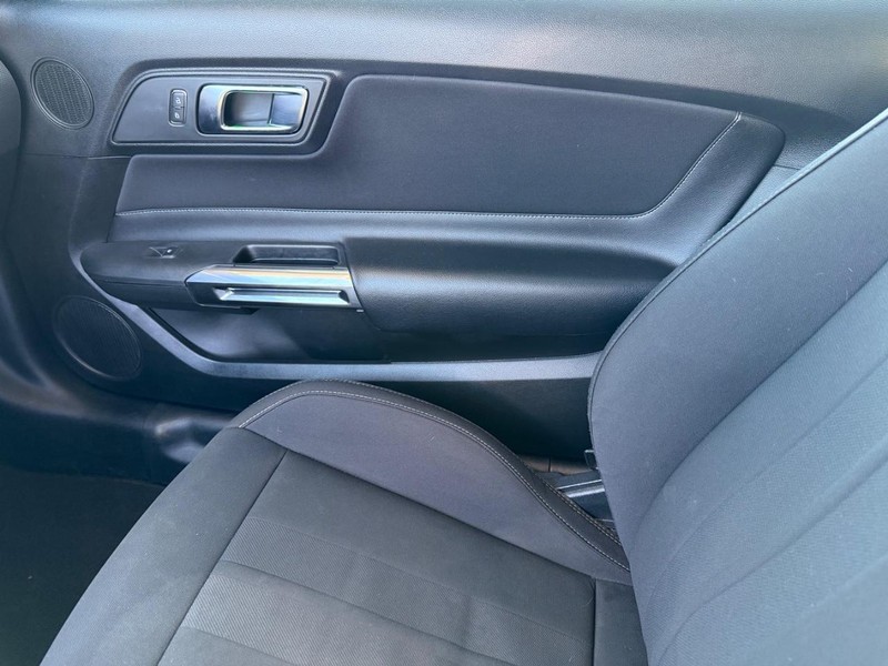 Ford Mustang Vehicle Full-screen Gallery Image 24