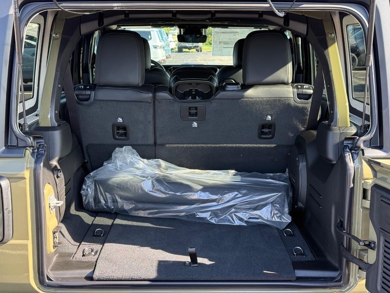 Jeep Wrangler Vehicle Full-screen Gallery Image 7