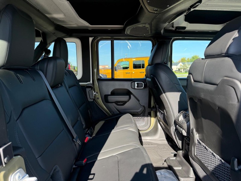 Jeep Wrangler Vehicle Full-screen Gallery Image 10