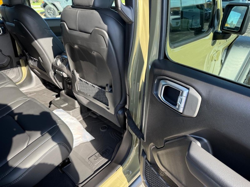 Jeep Wrangler Vehicle Full-screen Gallery Image 11