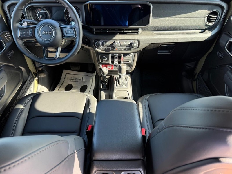 Jeep Wrangler Vehicle Full-screen Gallery Image 12