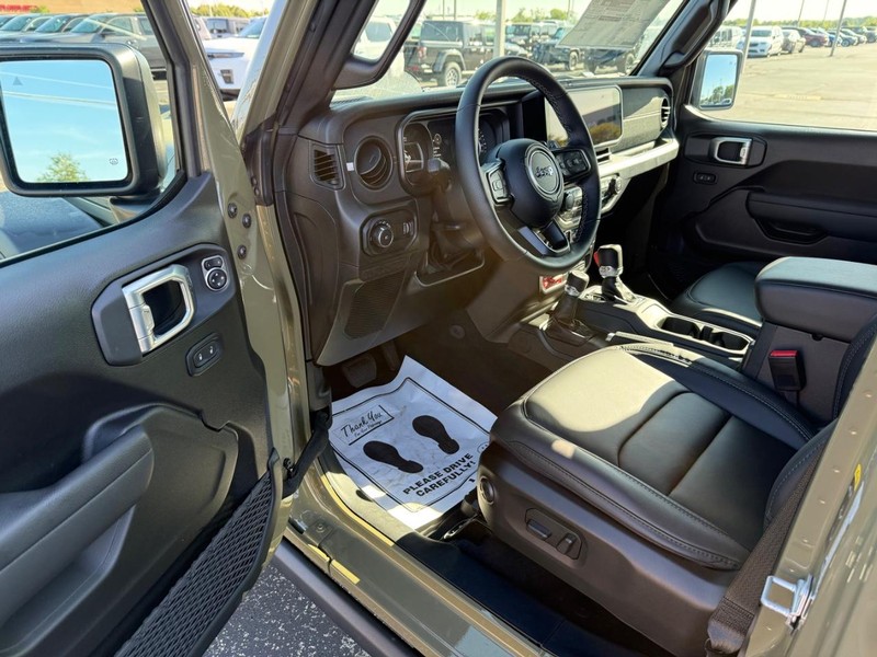 Jeep Wrangler Vehicle Full-screen Gallery Image 16