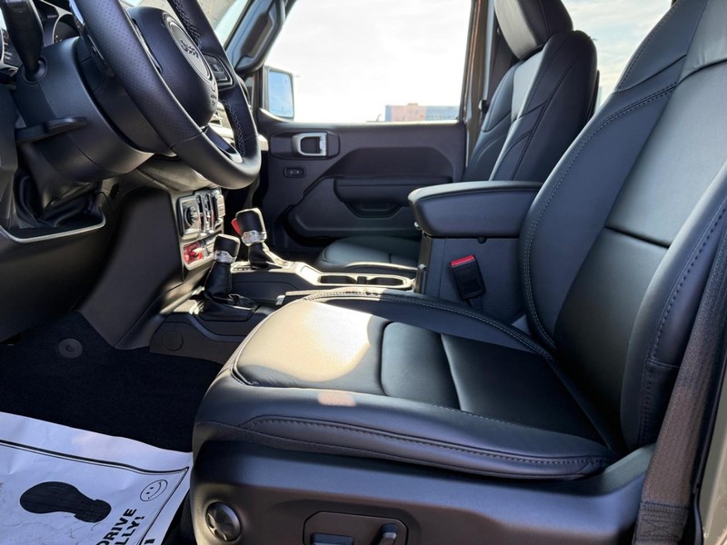 Jeep Wrangler Vehicle Full-screen Gallery Image 17