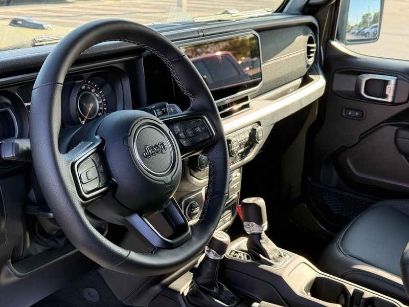 Jeep Wrangler Vehicle Full-screen Gallery Image 18