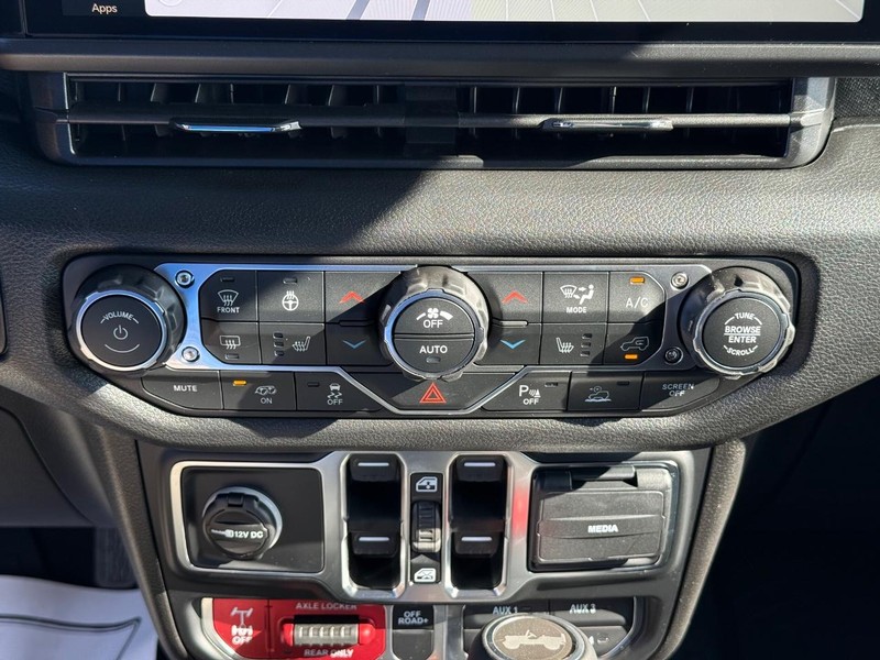 Jeep Wrangler Vehicle Full-screen Gallery Image 25