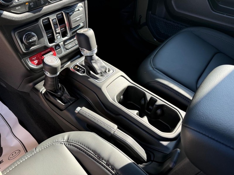 Jeep Wrangler Vehicle Full-screen Gallery Image 26