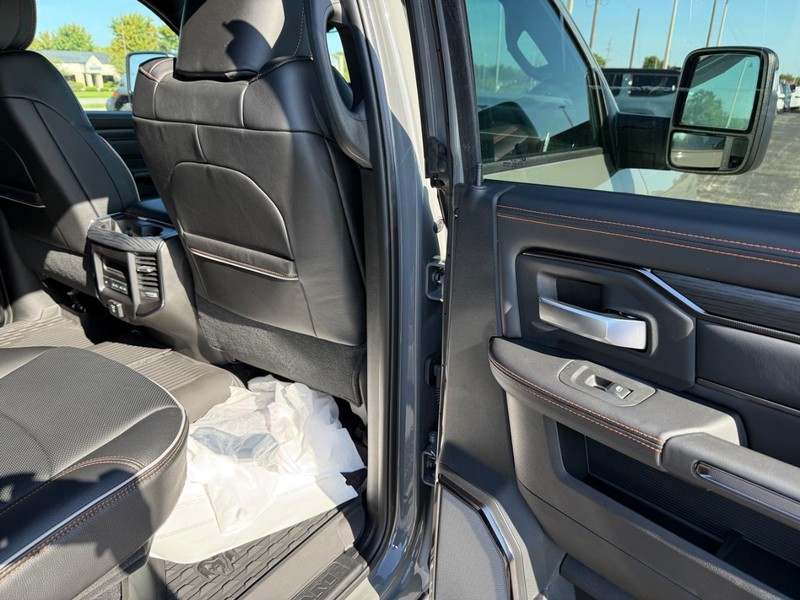 Ram 2500 Vehicle Full-screen Gallery Image 11