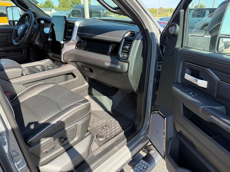 Ram 2500 Vehicle Full-screen Gallery Image 14