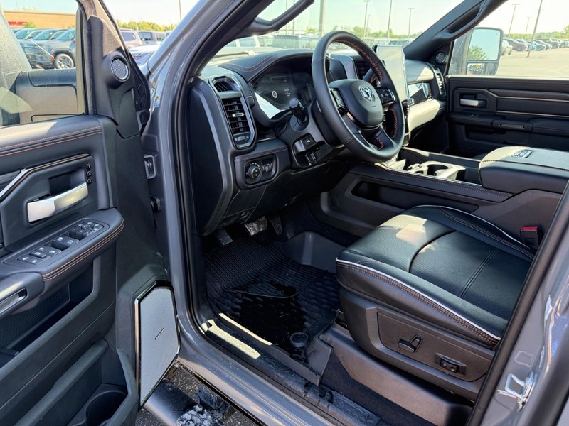 Ram 2500 Vehicle Full-screen Gallery Image 16
