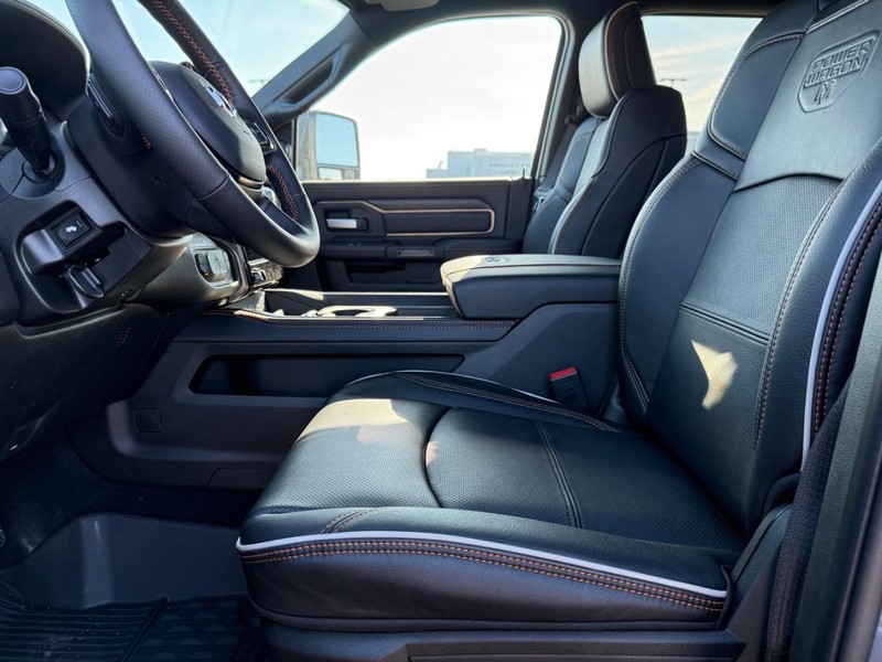 Ram 2500 Vehicle Full-screen Gallery Image 17