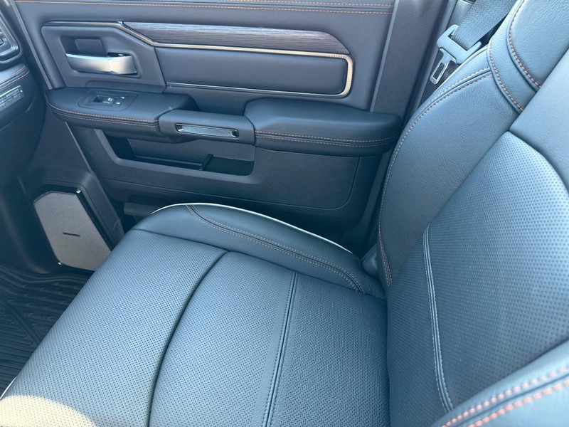 Ram 2500 Vehicle Full-screen Gallery Image 26